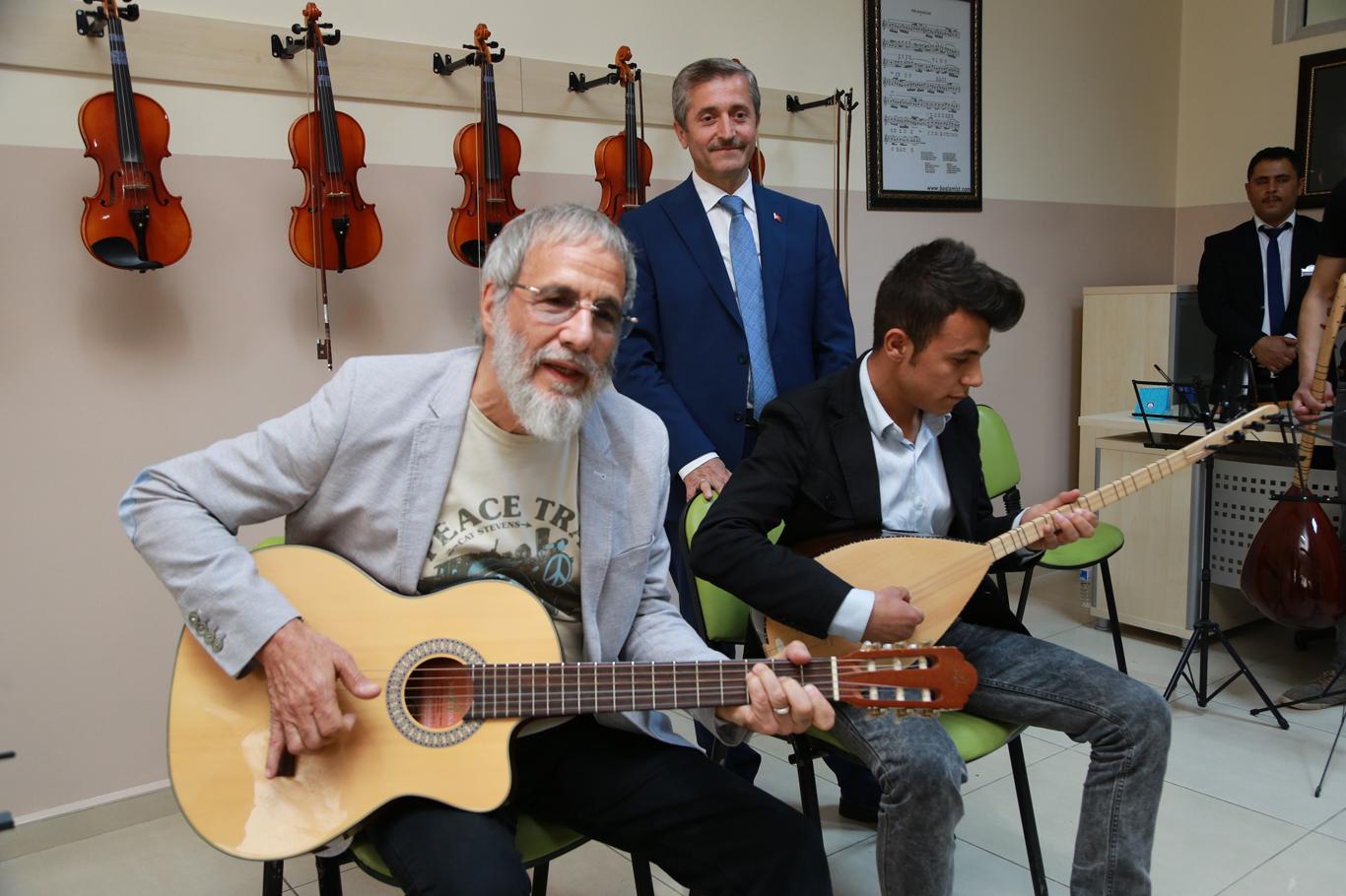 Yusuf İslam Gaziantep'te Suriyelileri ziyaret etti Yusuf İslam Gaziantep'te Suriyelileri ziyaret etti